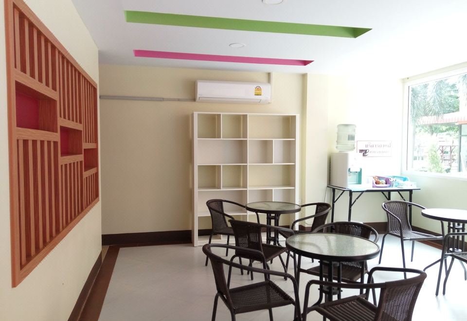 บรรยากาศอาคารและระเบียงห้องพักของ Central Park Hotel สิงห์บุรี