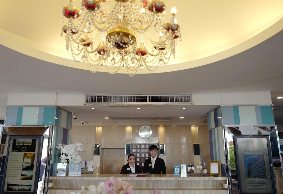 มุมวิวแม่น้ำเจ้าพระยาและพื้นที่ภายในของ Chaisaeng Palace Hotel สิงห์บุรี