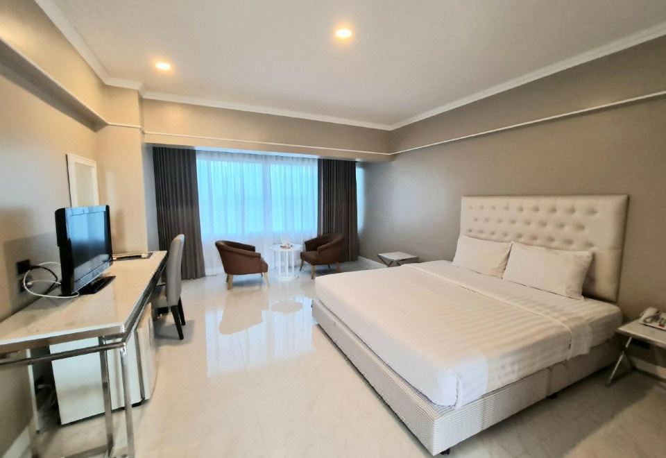 บรรยากาศห้องอาหารและพื้นที่ส่วนกลางของ Chaisaeng Palace Hotel สิงห์บุรี