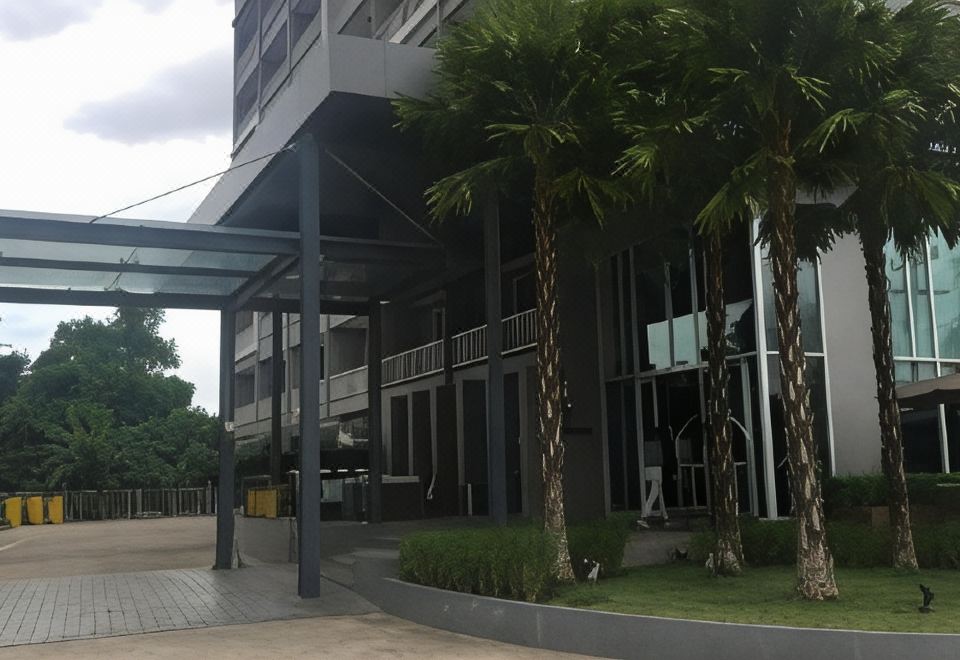 บรรยากาศด้านหน้าและพื้นที่ส่วนกลางของ Chaisaeng Villa Hotel สิงห์บุรี