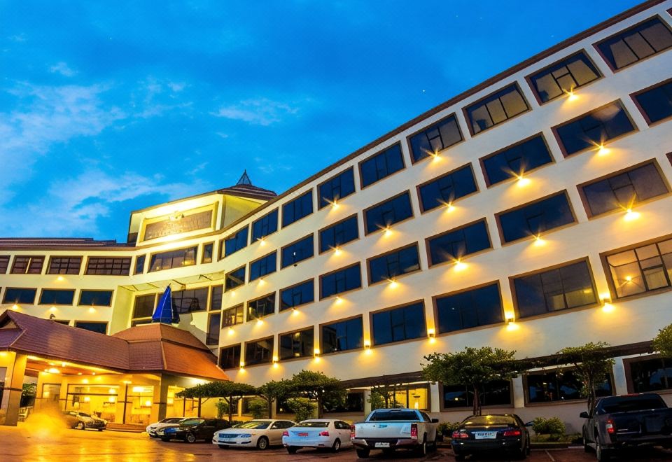 ห้องพักซูพีเรียของ Golden Dragon Resort สิงห์บุรี เตียงนุ่ม พื้นที่กว้าง