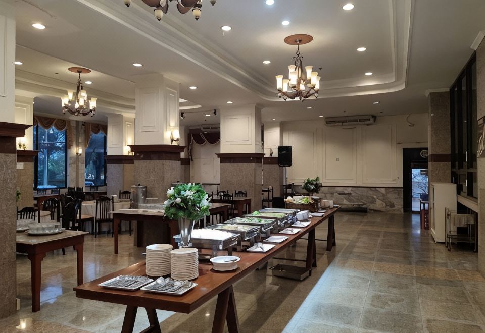 ร้านอาหารและพื้นที่ส่วนกลางของ Golden Dragon Resort สิงห์บุรี