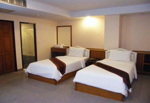 Grand Leo Hotel