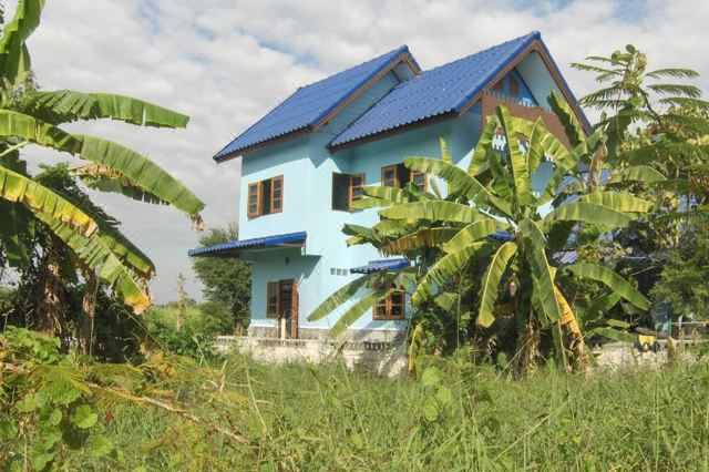 บรรยากาศบ้านและสวนเขียวร่มรื่นของ Sing Buri Homestay สิงห์บุรี