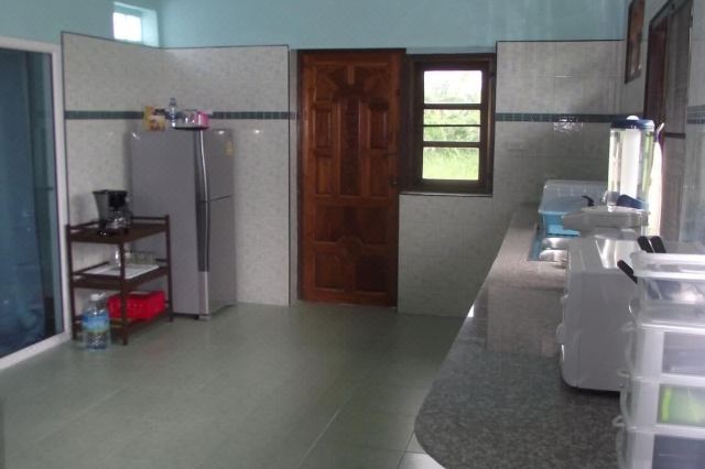 มุมเทอร์เรซและพื้นที่นั่งเล่นของ Sing Buri Homestay ย่านบางระจัน