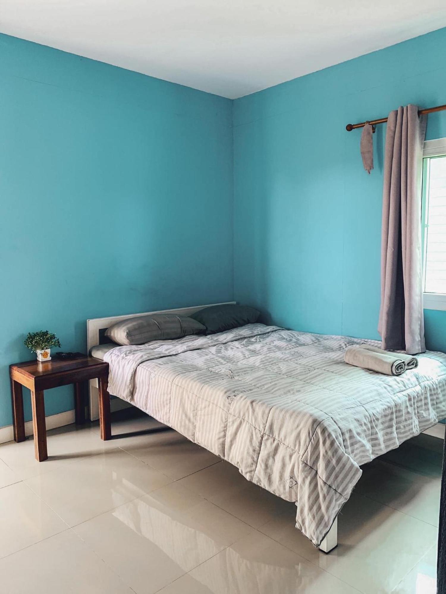 ห้องพักของ Parida Resort สิงห์บุรี กว้าง ตกแต่งเรียบ มีระเบียง