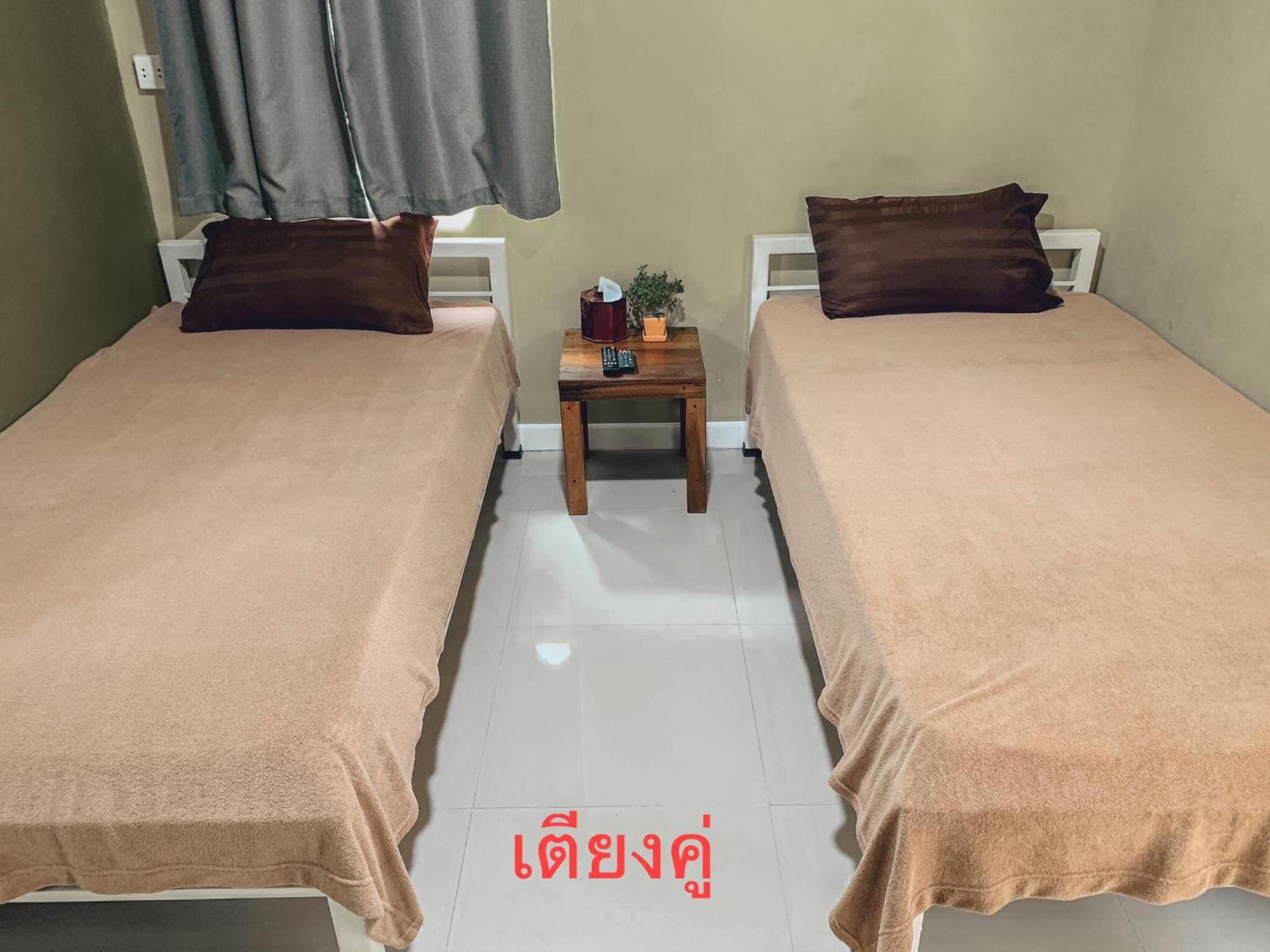 มุมสวนและอาคารที่พักของ Parida Resort สิงห์บุรี ร่มรื่นเงียบสงบ