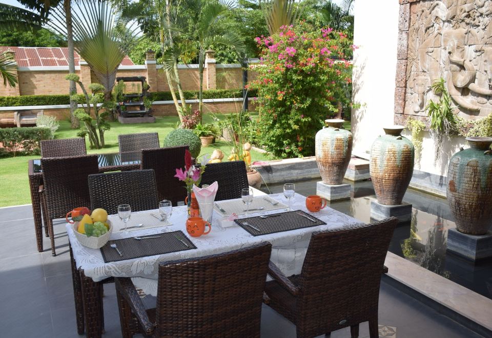 ห้องพักของ Sumali Villa สิงห์บุรี เตียงใหญ่ มีโซฟานั่งเล่นและระเบียงส่วนตัว