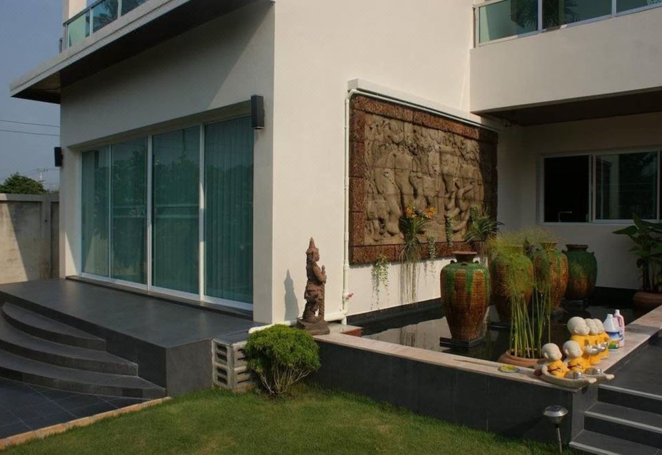 สวนและตัวบ้านสถาปนิกของ Sumali Villa สิงห์บุรี บรรยากาศเงียบสงบ