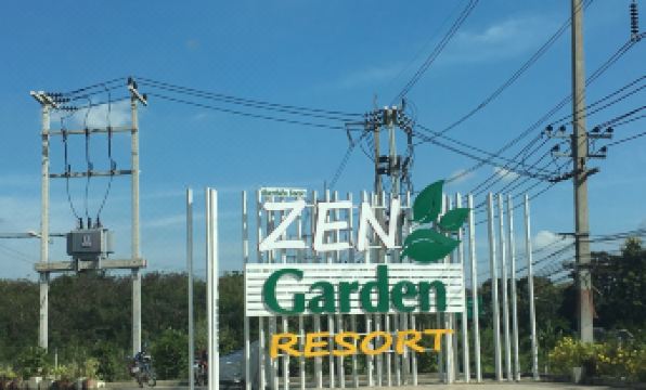 อาคารและบรรยากาศสวนของ Zen Garden Resort ริมสายเอเชีย ตำบลบางมัญ