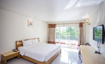 มุมที่จอดรถลานปูนกว้างและทางเข้า Zen Garden Resort เมืองสิงห์บุรี