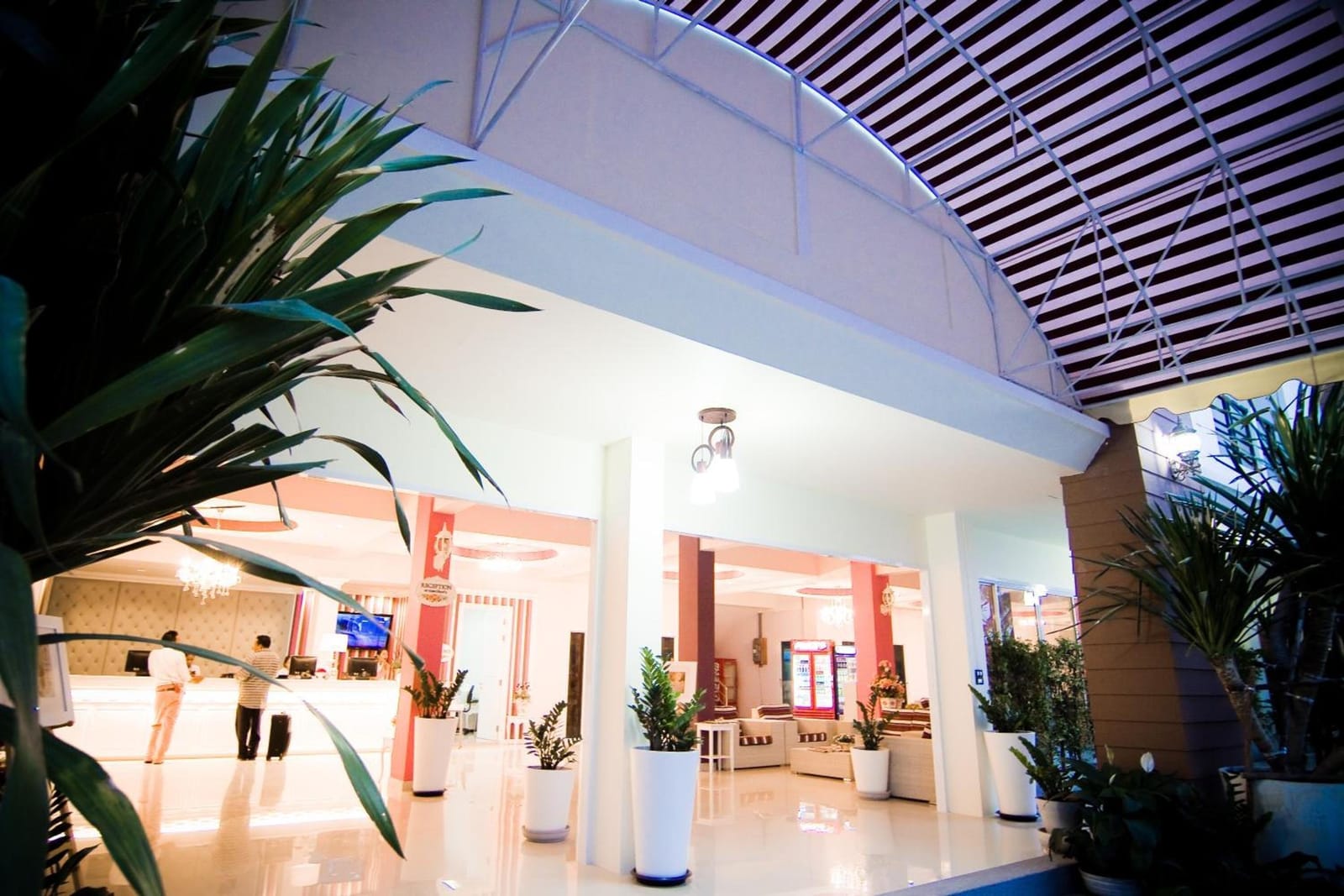 สระว่ายน้ำและพื้นที่นั่งเล่นของ Boonsiri Boutique Hotel ศรีสะเกษ ท่ามกลางสวนเขียว