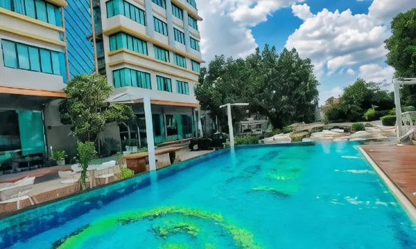 สระว่ายน้ำกลางแจ้งของ Gallery Design Hotel ศรีสะเกษ พร้อมที่นั่งเล่นริมสระ
