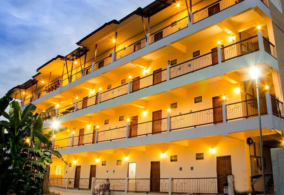 ห้องพักของ The Impress Sisaket Hotel ศรีสะเกษ ตกแต่งเรียบสะอาด เตียงนุ่ม แอร์และตู้เย็น