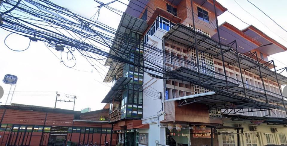 อาคารด้านหน้าของ Sisaket PonTaWin Budget Inn ศรีสะเกษ ที่พักราคาประหยัดบนถนนศรีสะเกษ