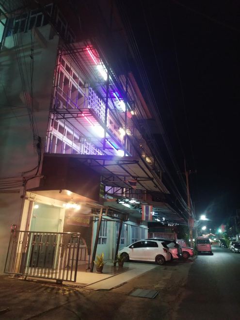 ห้องพักแอร์ของ Sisaket PonTaWin Budget Inn เตียงใหญ่ เรียบง่าย สะอาด