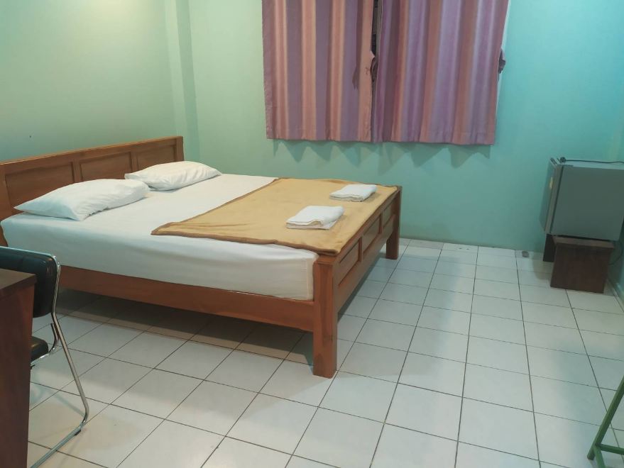 มุมเคาน์เตอร์ต้อนรับและทางเดินของ Sisaket PonTaWin Budget Inn ศรีสะเกษ