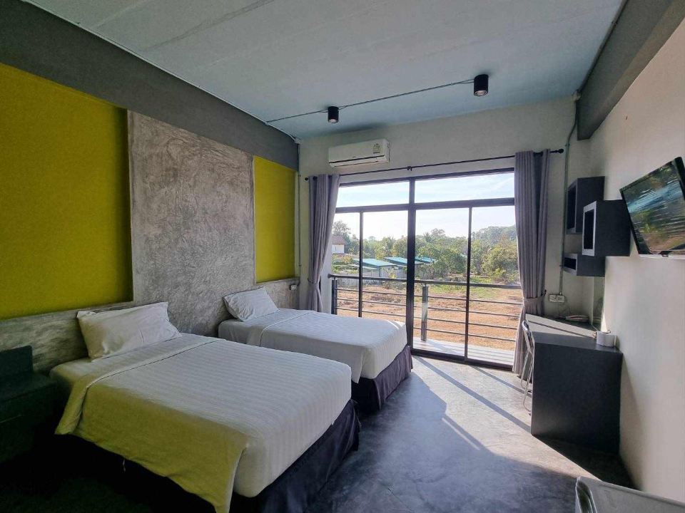 ห้องพักสไตล์ลอฟต์ปูนเปลือยของ Pornsiri Hotel Sisaket เตียงใหญ่ผ้าปูสะอาด