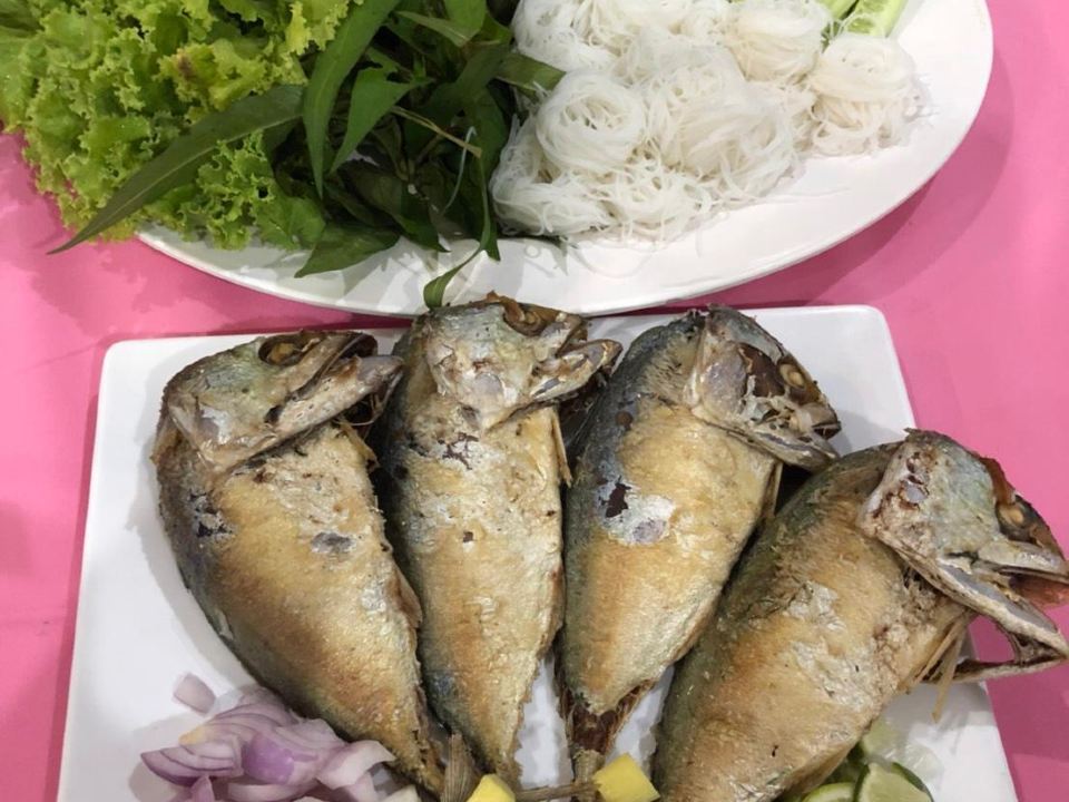 ระเบียงห้องพักมองออกไปเห็นบรรยากาศร่มรื่นของโรงแรมพรสิริ ศรีสะเกษ