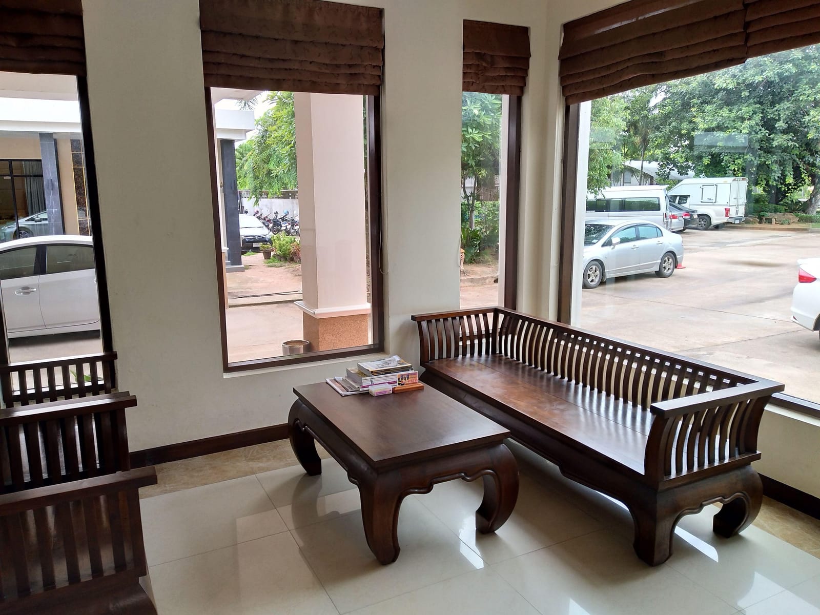 ห้องพักของ Srilamduan Hotel ศรีสะเกษ เตียงใหญ่ พื้นที่กว้าง สะอาดตา