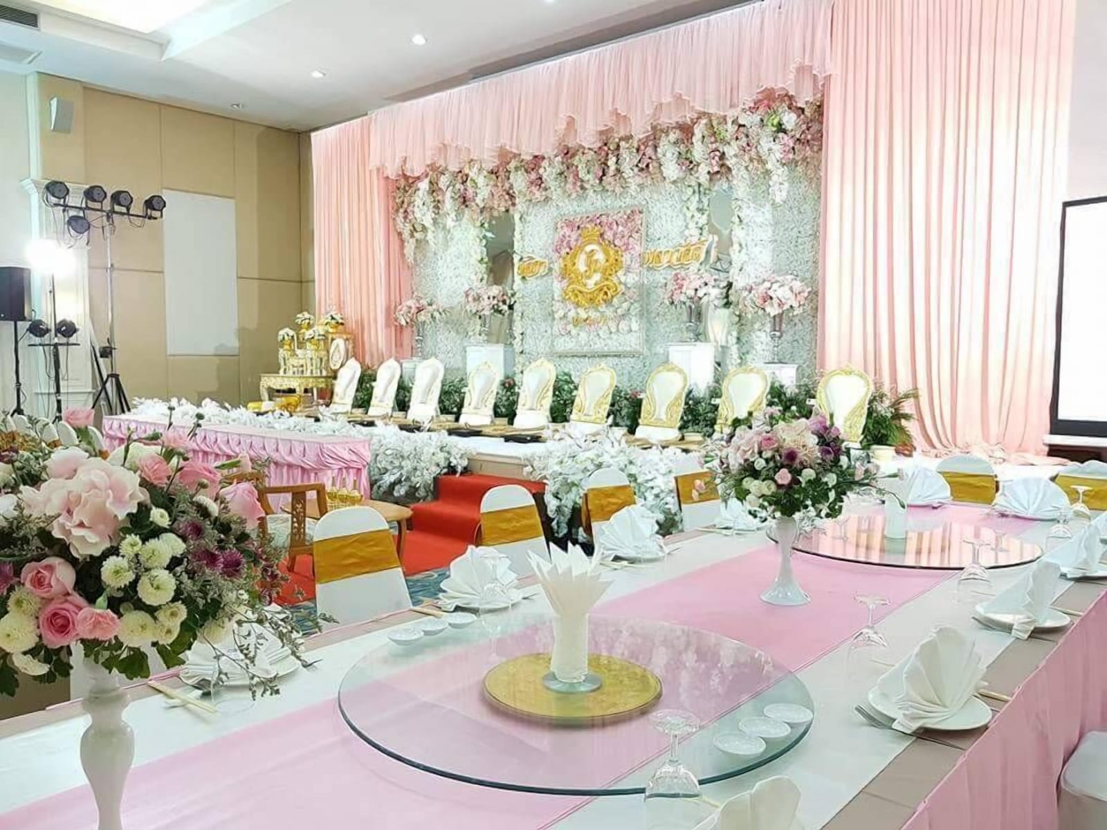 ร้านอาหารในโรงแรม Srilamduan Hotel ศรีสะเกษ บรรยากาศโปร่งสบาย