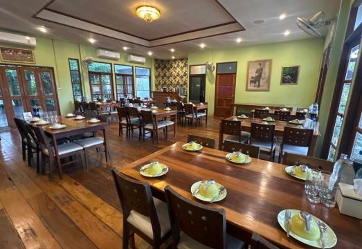 ห้องพักของ Tree House Hotel ศรีสะเกษ กว้างขวาง ดีไซน์ไม้ พร้อมระเบียงมองออกไปเห็นสวน