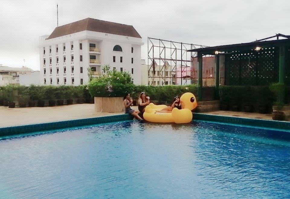 ห้องพักของ BP Grand Tower Hotel หาดใหญ่ พร้อมเตียงและพื้นปูพรม