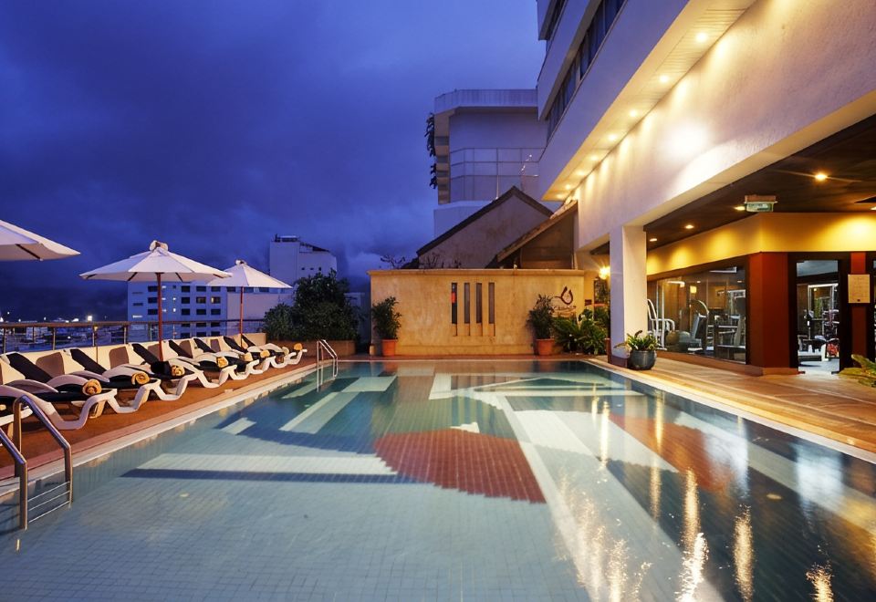 สระว่ายน้ำกลางแจ้งพร้อมจากุซซีของ Centara Hotel Hat Yai