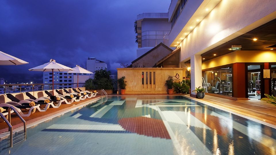 สระว่ายน้ำกลางแจ้งพร้อมจากุซซีของ Centara Hotel Hat Yai