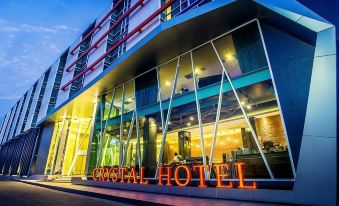 ห้องพักของ Crystal Hotel Hat Yai โทนสว่าง เตียงใหญ่ พร้อมพื้นที่นั่งเล่น