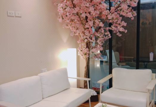 เตียงพอดสไตล์ญี่ปุ่นมีม่านและผนังกั้นในห้องดอร์มของ Shi-ro-i Poshtel