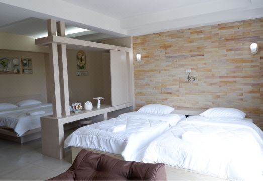 ห้องส่วนตัวสะอาดโทนสว่างของ Shi-ro-i Poshtel หาดใหญ่
