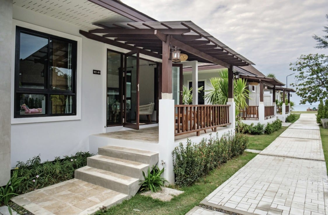 สระว่ายน้ำและสวนของ Southern Lanta Resort ริมหาดคลองดาว เกาะลันตา