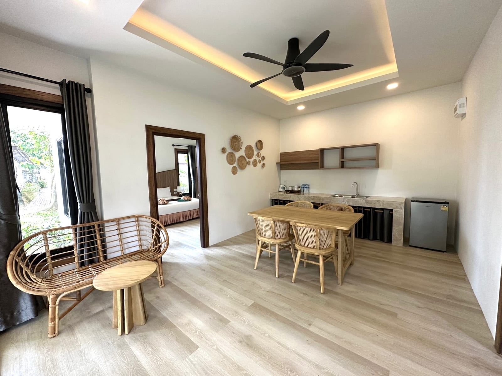 บังกะโลของ Southern Lanta Resort ในสวนใกล้ชายหาด