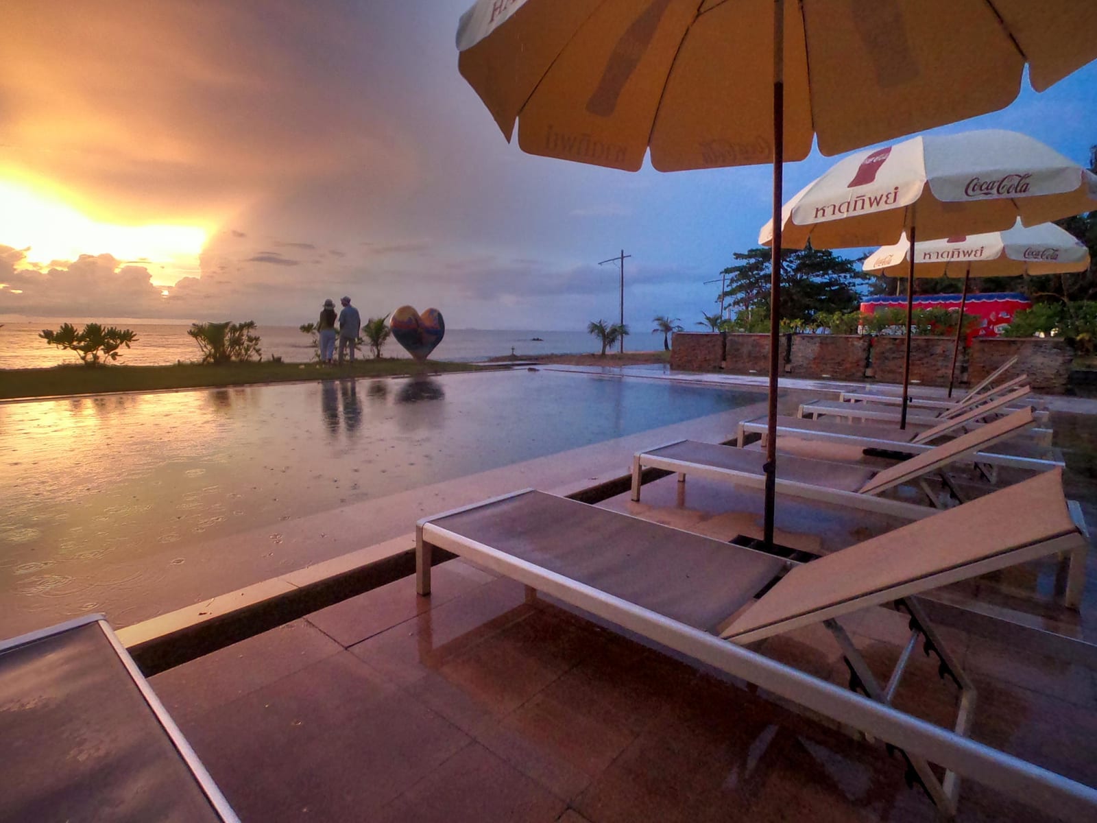 สระว่ายน้ำริมหาดของ SriLanta Resort & Spa มองออกไปเห็นทะเลอันดามัน