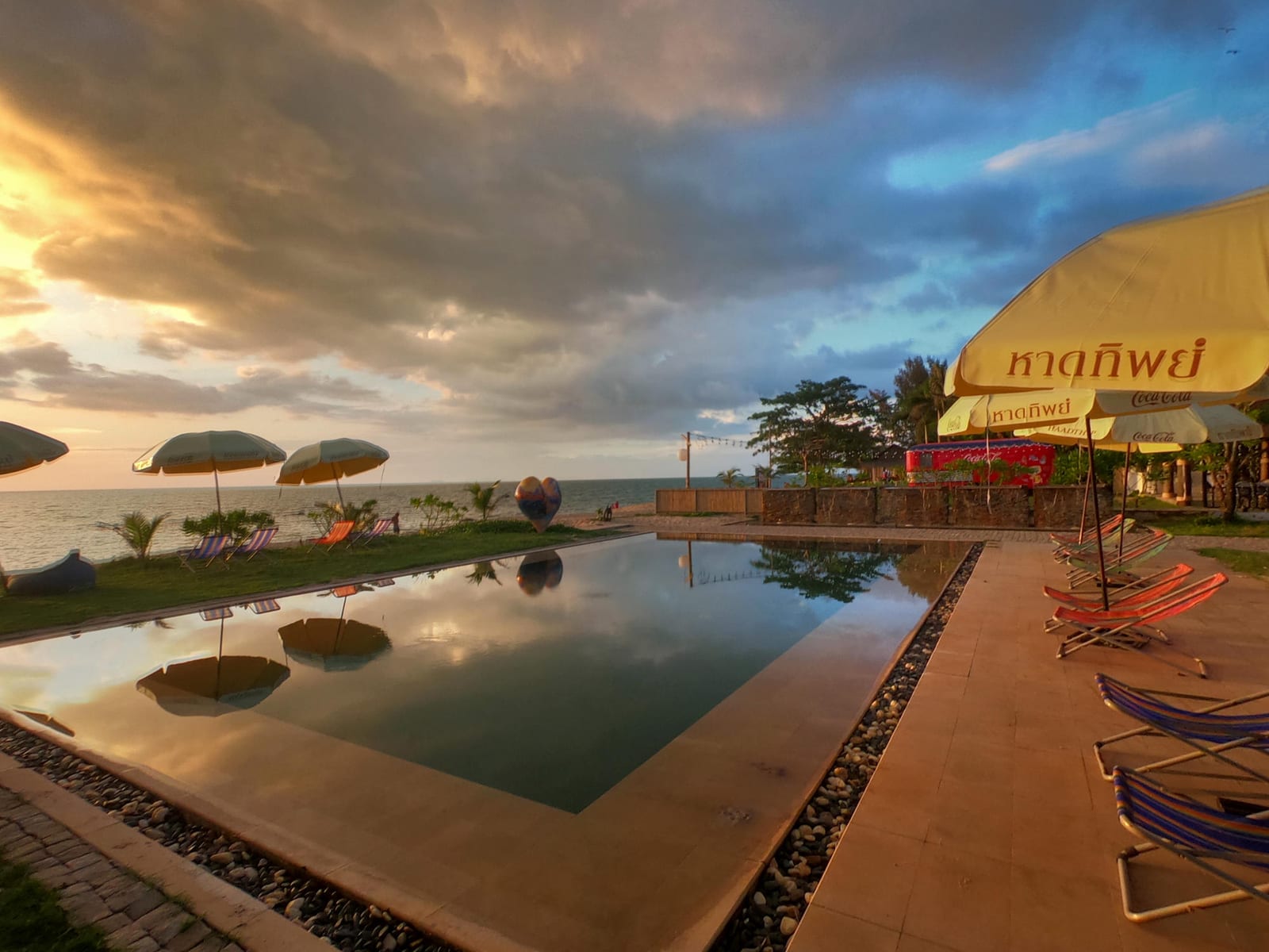 หาดคลองนินหน้ารีสอร์ต SriLanta ทรายขาวเงียบสงบ ฝั่งตะวันตกเกาะลันตา