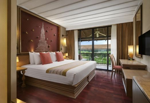 อาคารอิฐสไตล์สุโขทัยและสระสะท้อนเงาของ Sukhothai Heritage Resort