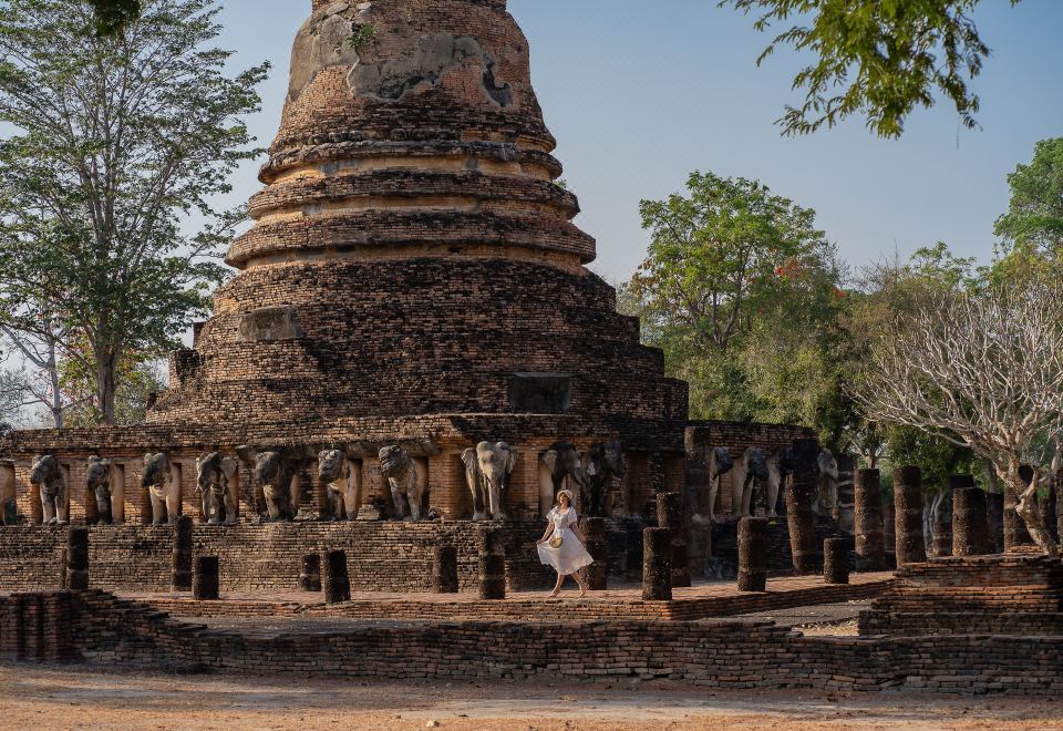 สระว่ายน้ำกลางสวนของรีสอร์ต บรรยากาศหมู่บ้านไทย