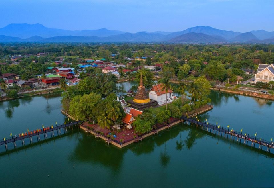 ห้องพักของ Phiphu ตกแต่งสไตล์ไทยร่วมสมัย เตียงนุ่ม แสงธรรมชาติส่องถึง