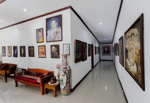 บรรยากาศร่มรื่นและสวนรอบที่พักในสุโขทัย