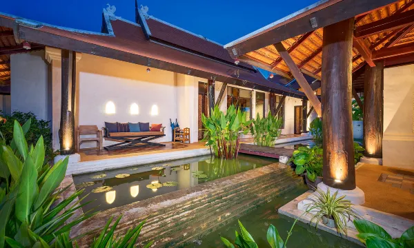 ห้องทรีตเมนต์ของสปาในรีสอร์ต บรรยากาศเงียบสงบโทนไม้