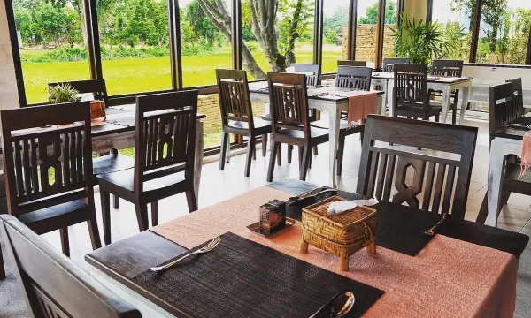 ร้านอาหารของรีสอร์ตเสิร์ฟอาหารสุโขทัยและตะวันตก