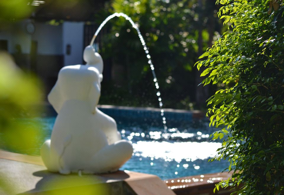 สระว่ายน้ำกลางแจ้งของ Thai Thai Sukhothai Resort ในสวนร่มรื่น