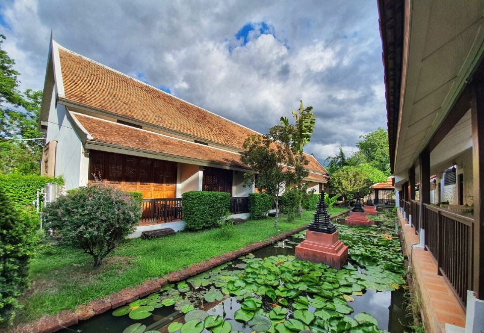 ห้องพักสไตล์เอเชียนคอนเทมโพรารีของ Tharaburi Resort ตกแต่งด้วยงานไม้และผ้าทอ