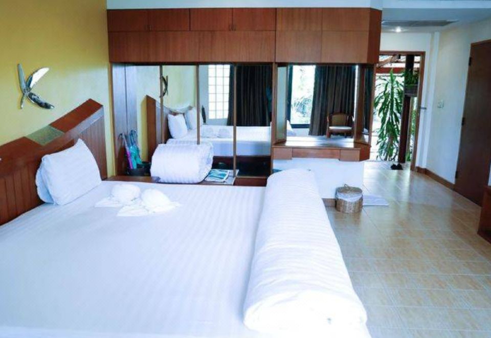 ห้องพักของ Country Lake View Hotel เตียงใหญ่ บรรยากาศสะอาดโทนอบอุ่น