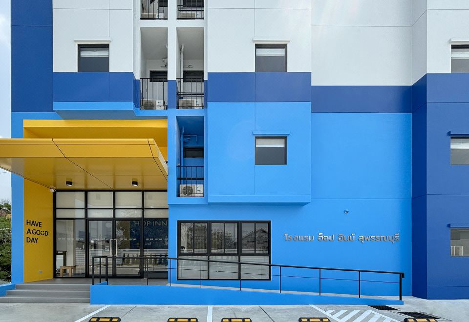 มุมโต๊ะทำงานและทีวีในห้องพัก Hop Inn Suphanburi ดีไซน์เรียบทันสมัย