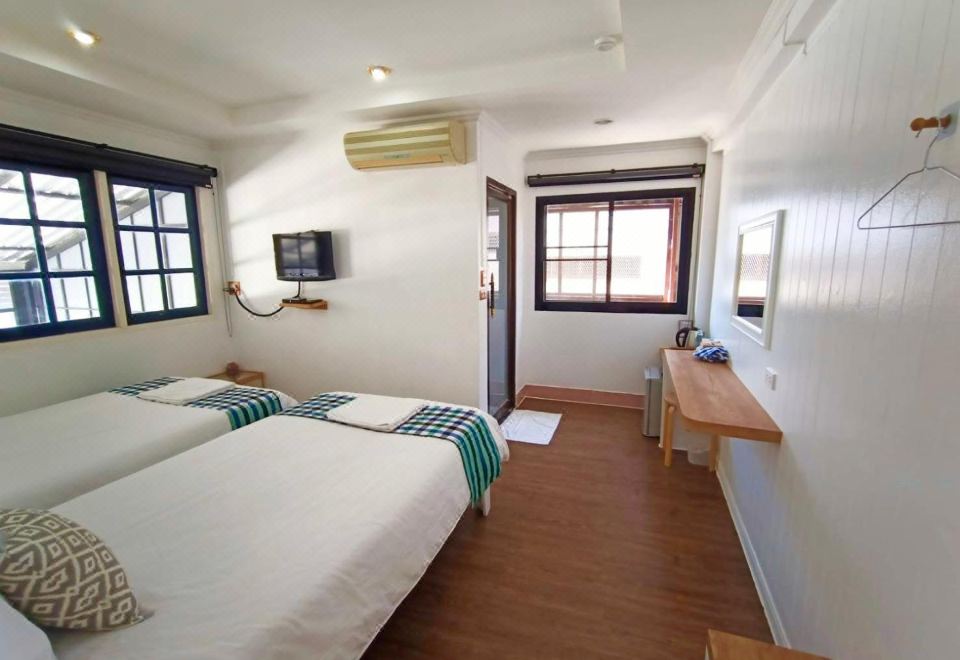 ห้องพักของ Lamoon Boutique Hotel เตียงนุ่ม ผ้าปูสีอ่อน บรรยากาศสะอาดเรียบ