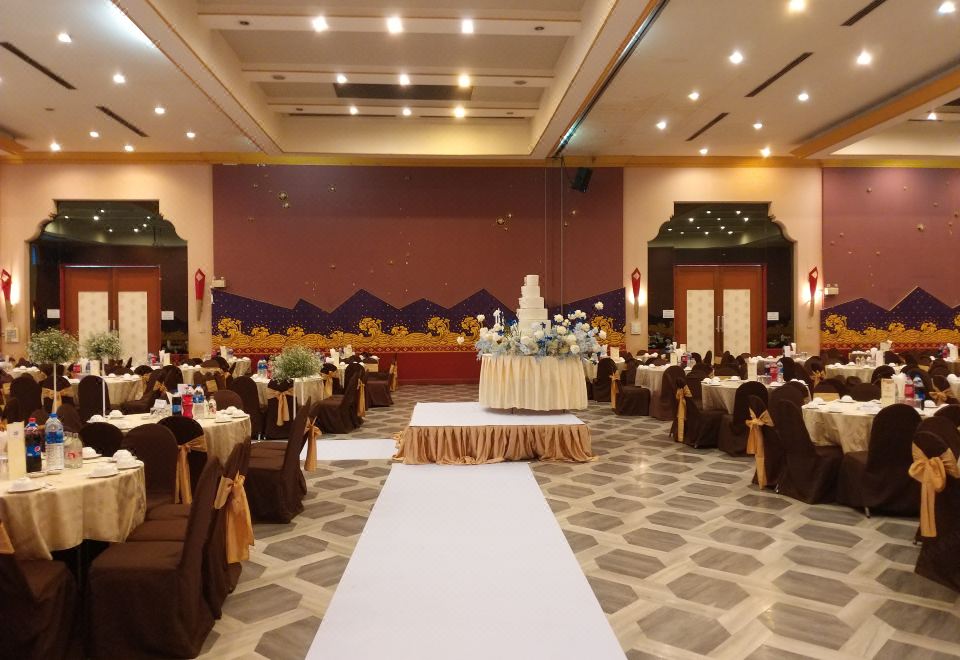 ห้องพักของโรงแรมสองพันบุรี เตียงใหญ่ พื้นที่นั่งเล่นแยก บรรยากาศโทนอุ่น