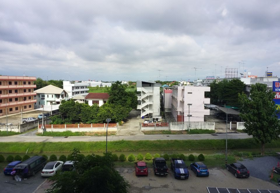 มุมห้องอาหารและพื้นที่ส่วนกลางภายในโรงแรม โทนสว่าง
