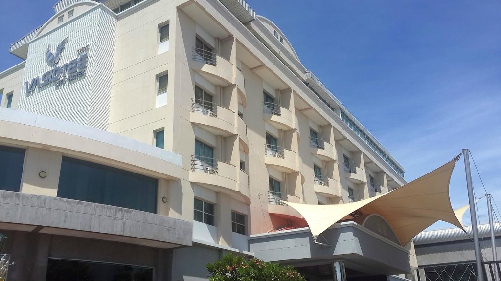 ด้านหน้าอาคาร Vasidtee City Hotel ดีไซน์สีสันสดใสริมถนนในเมืองสุพรรณบุรี